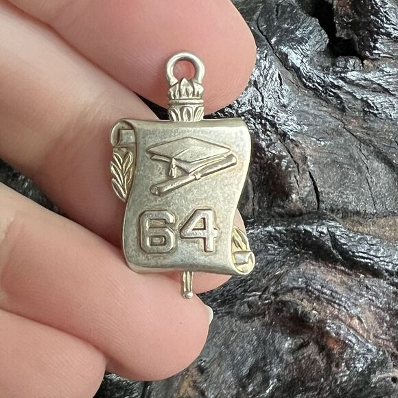 Vintage Bracelet Charm 1964 64 Graduation Cap Diploma Scroll Life Milestone - Picture 2 of 5